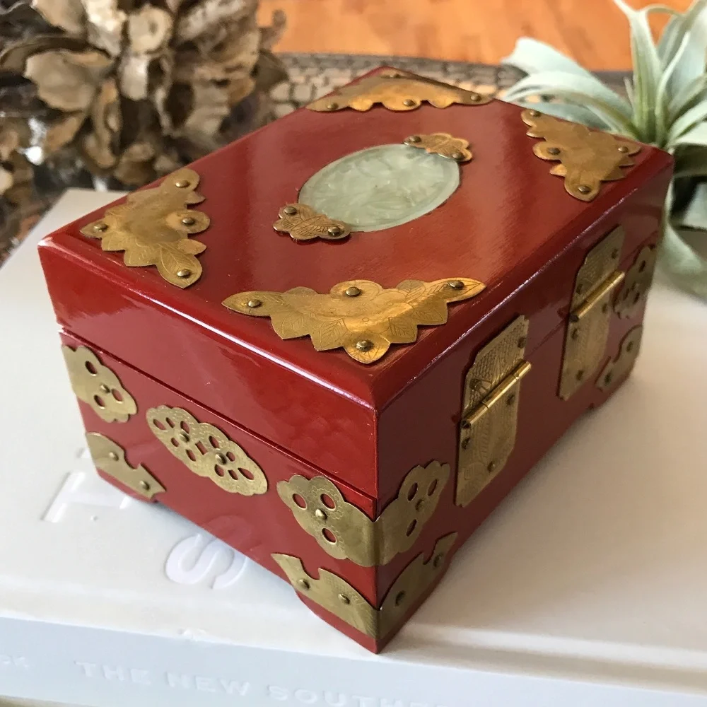 VINTAGE RED CHINESE JEWELRY BOX WITH LOCK & KEY